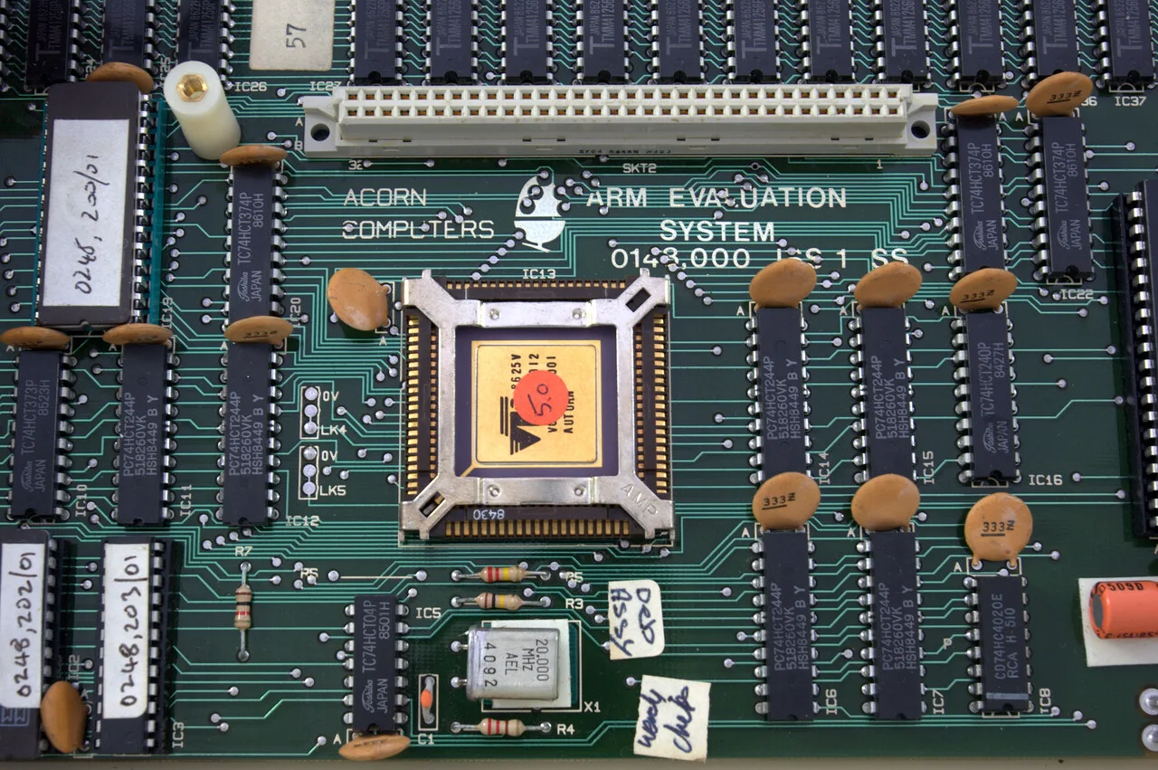 Acorn ARM Evaluation System, la placa con la que Acorn Computers presentó la primera arquitectura ARM a mediados de los años ochenta