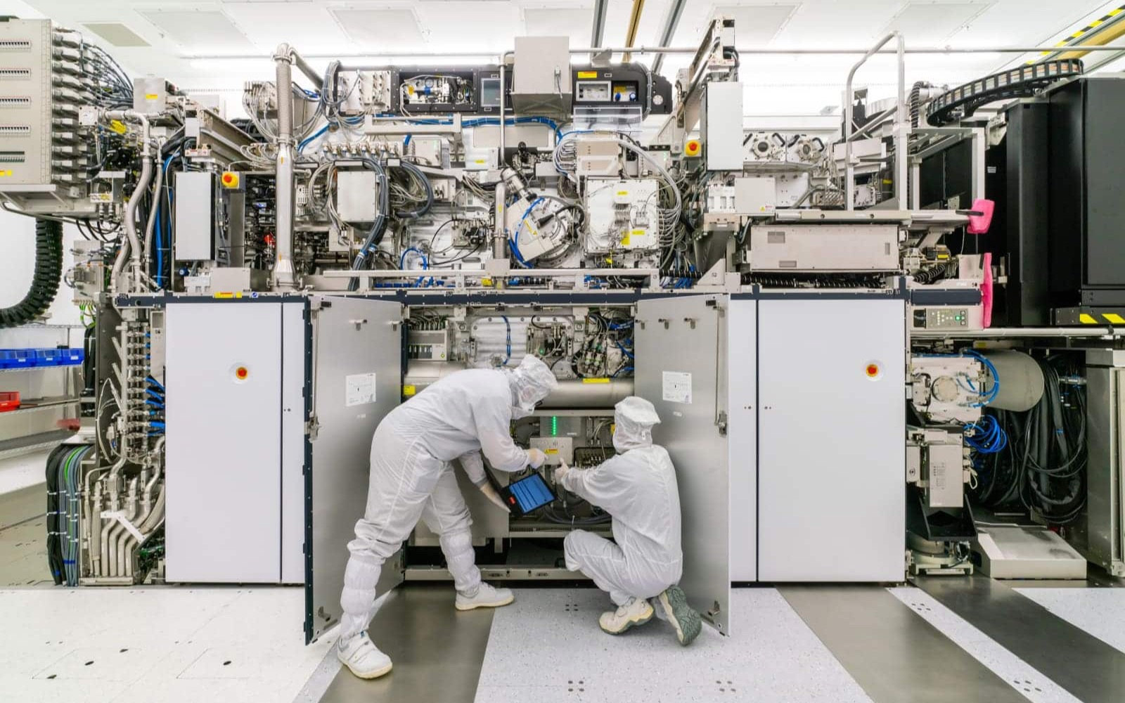 ASML: la empresa europea que fabrica la máquina más difícil del chip