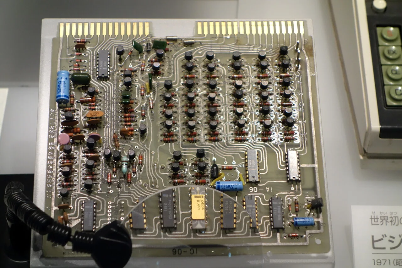 Placa de circuito de la calculadora Busicom 141-PF con el Intel 4004 y los chips de su familia 4000, expuesta en el Museo Nacional de Naturaleza y Ciencia de Tokio